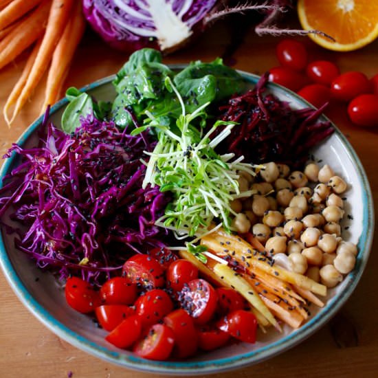 Rainbow salad with poppy seeds