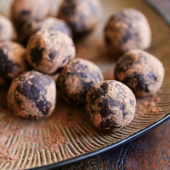 Raw Amaretto Chocolate Energy Balls