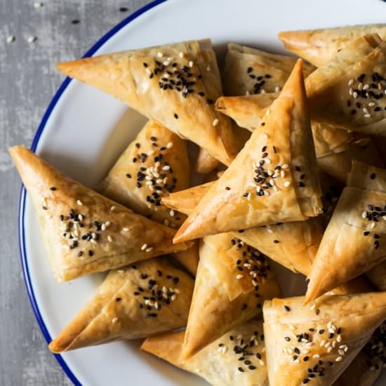 Vegan mini spanakopita pies