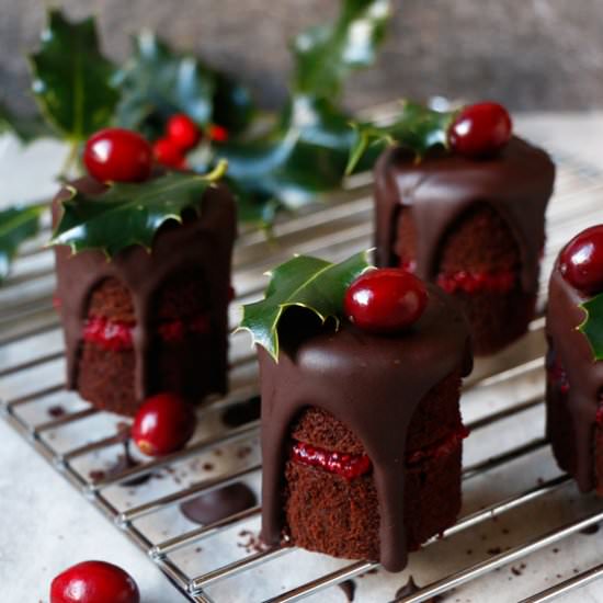 Chocolate Cranberry Christmas Cakes