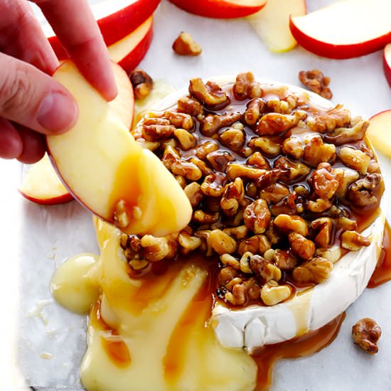10-Minute Caramel Apple Baked Brie