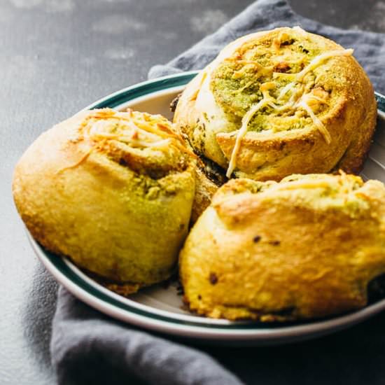 Pesto breakfast rolls