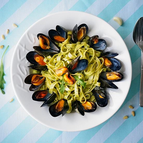 Fettuccine with arugula and mussels