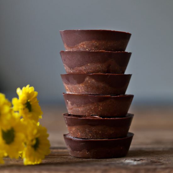 Raw chocolate date cups