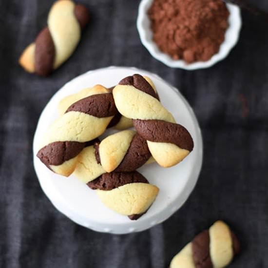 Chocolate and vanilla cookies