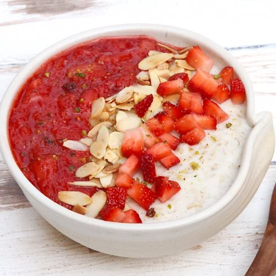 Cashew Strawberry Oatmeal