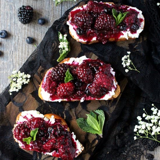 Smashed Blackberry & Goat Cheese To