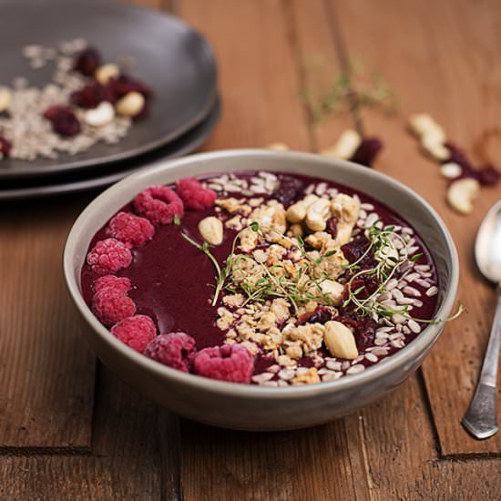 Dark berry smoothie bowl
