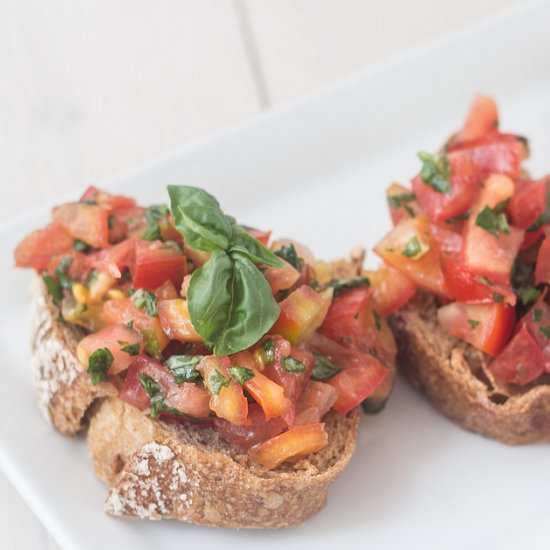Bruschetta with Tomato and Basil