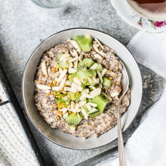 Oatmeal with Kiwi, Chia Seed and Bee Pollen