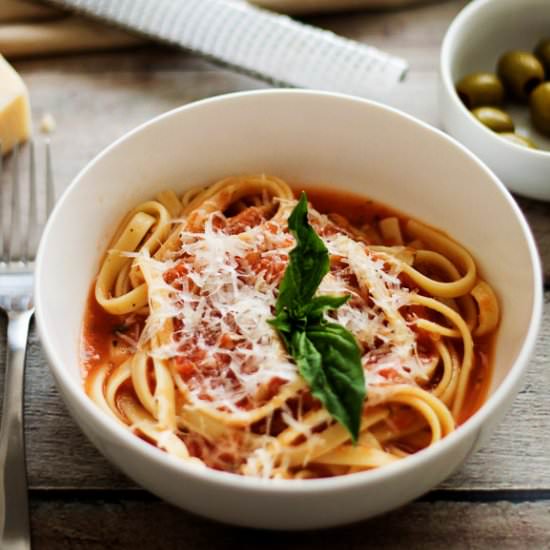 Easy Homemade Tomato Sauce