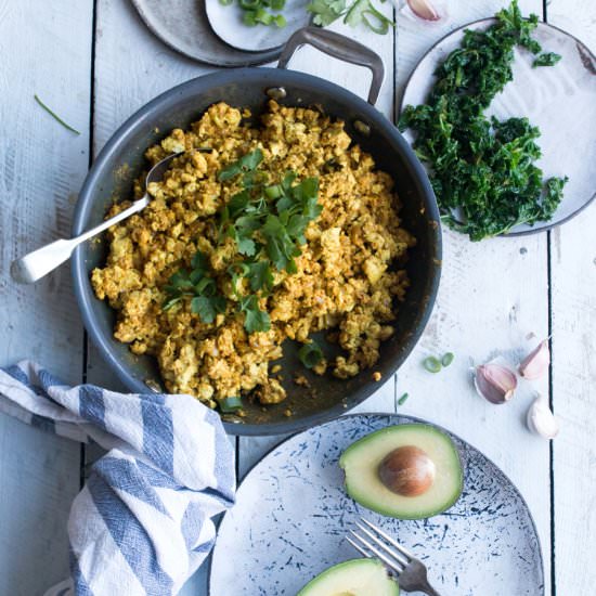 Tofu scramble with garlicy kale