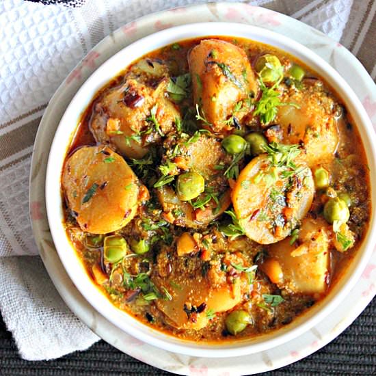Potatoes In A Peanut-Yogurt Gravy