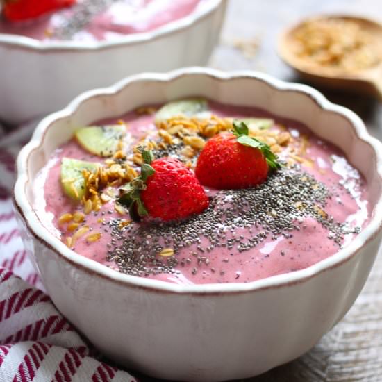 Strawberry Smoothie Bowl with Chia