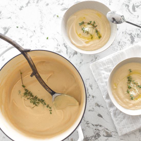 Creamy Cauliflower and Garlic Soup