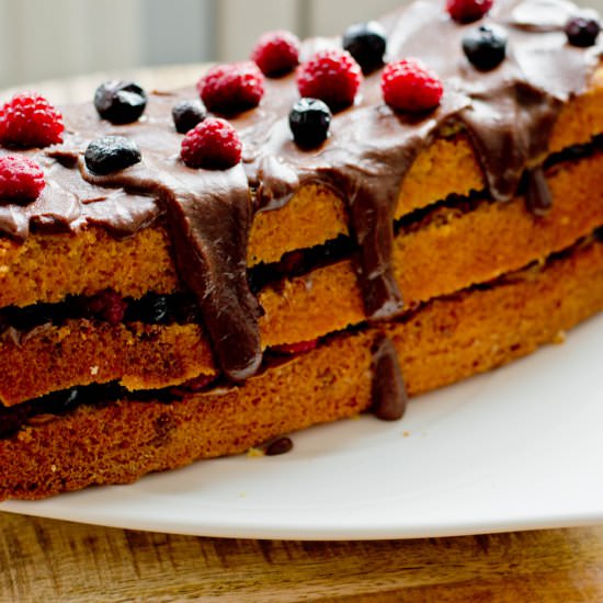 Praline cake with berries