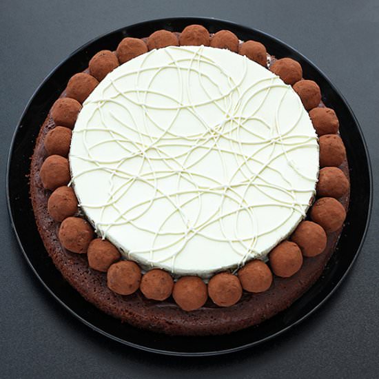 Brownie truffles cake