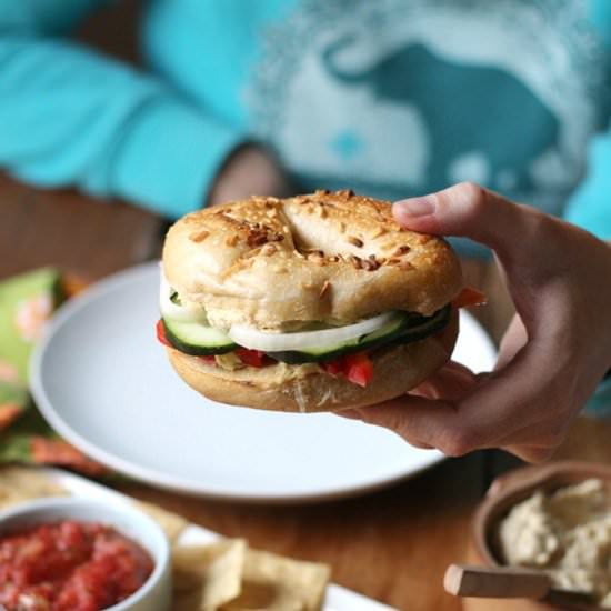 Bagel sandwich with hummus & veg