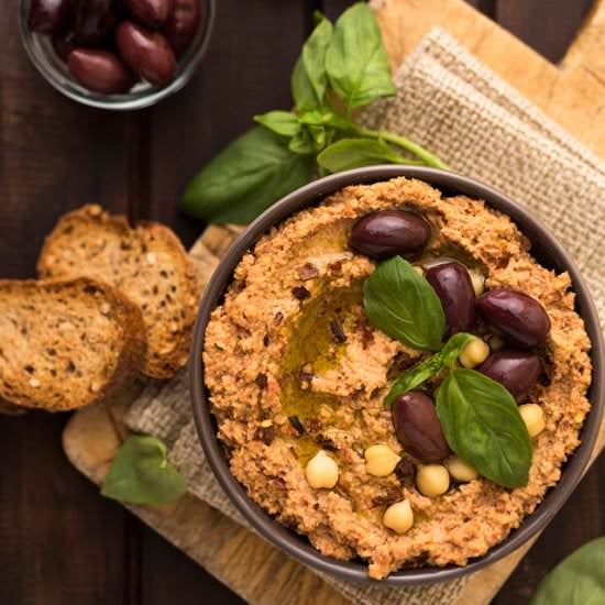 Spicy hummus with dried tomatoes