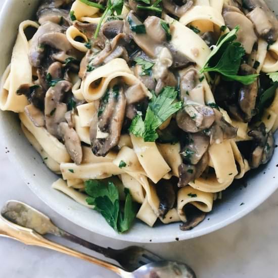 Simple Creamy Vegan Mushroom Pasta