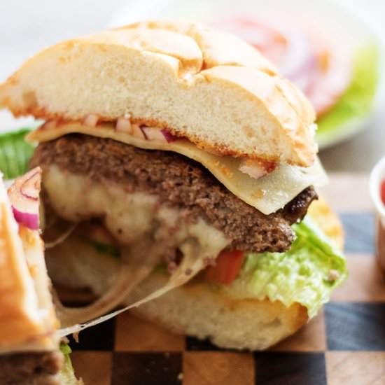 Pepper Jack Stuffed Cheeseburger