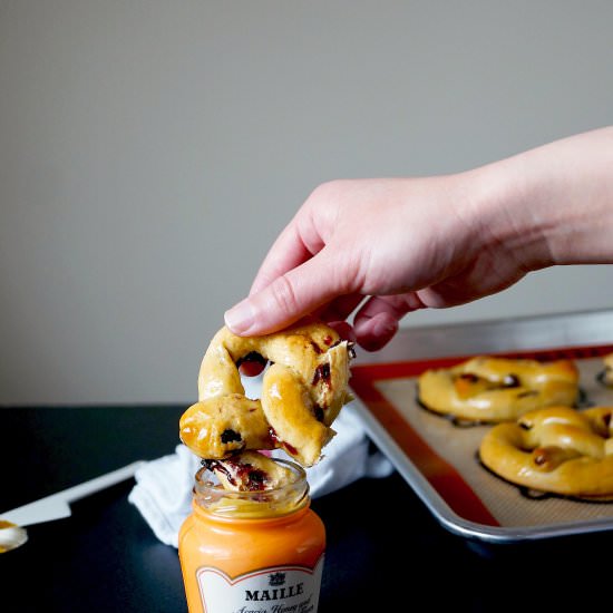 Hot Cross Buns Spiced Pretzels