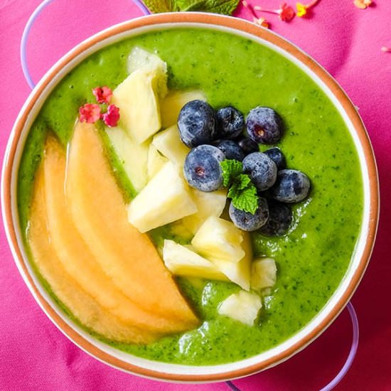 Detox Pineapple Green Smoothie Bowl