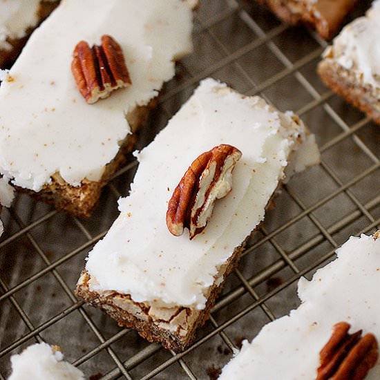 Pecan cake fingers with frosting