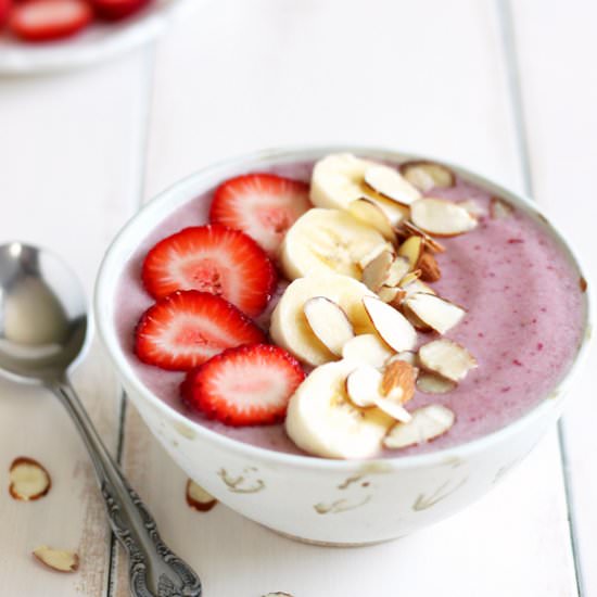 strawberry banana smoothie bowl