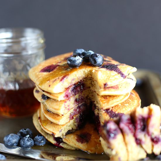 HEALTHY BLUEBERRY PANCAKES