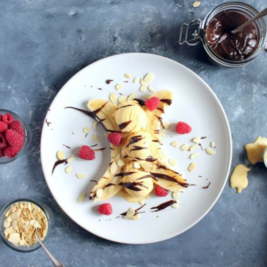 Banana split with brigadeiro sauce