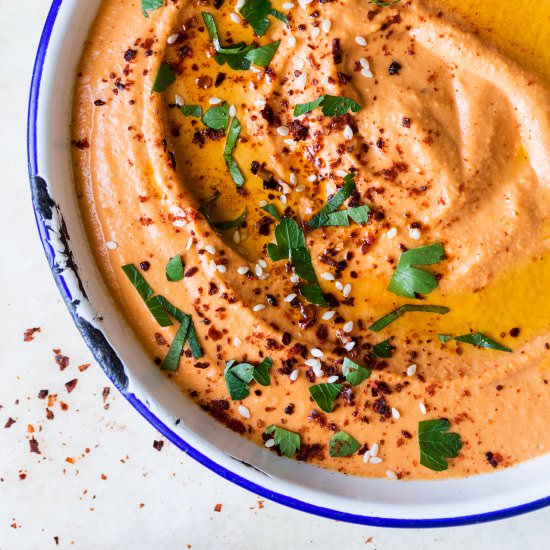 Spicy red pepper hummus