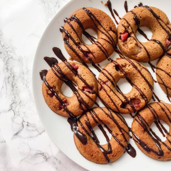 Healthy Strawberry Baked Doughnuts