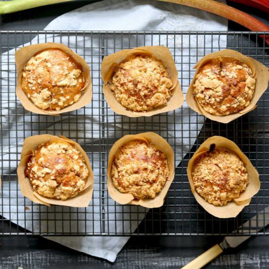 Rhubarb Crumble Muffins
