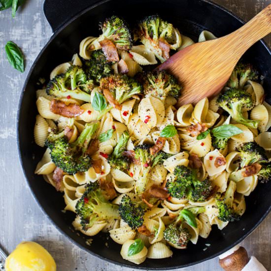 Broccoli pasta with vegan bacon