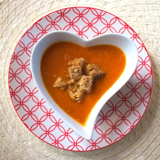 Honey tomato soup with croutons