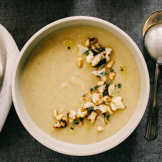 Roasted Garlic Cauliflower Soup