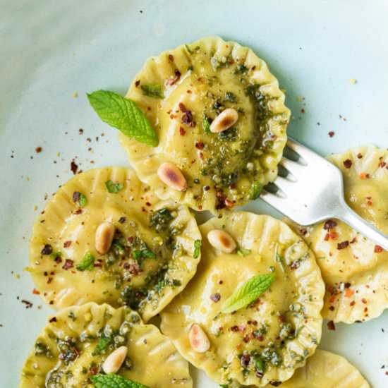 Ravioli with fava beans (V)