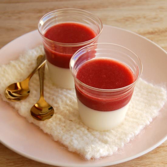 Yogurt panna cotta with strawberry