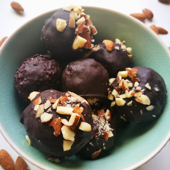 Raw Chocolate and Almond Bites