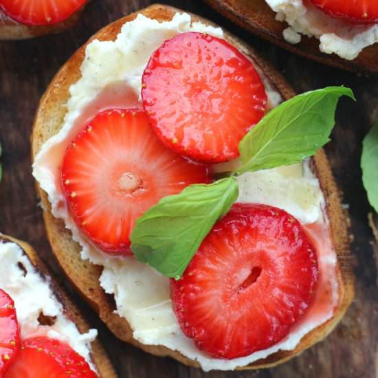 Toast with Vanilla Mascarpone