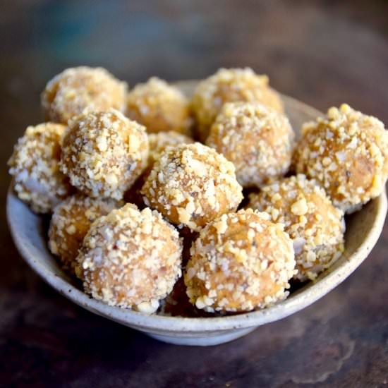 Paleo Cashew Vanilla Energy Bites