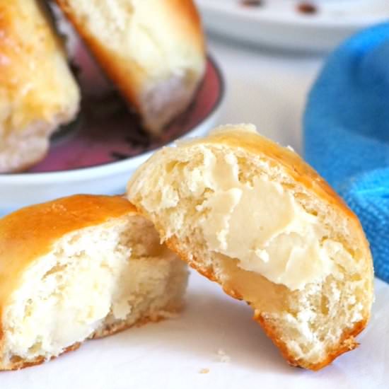Sweet Bread with Honey Cream