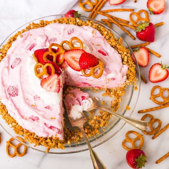 Strawberry Frozen Yogurt Pie