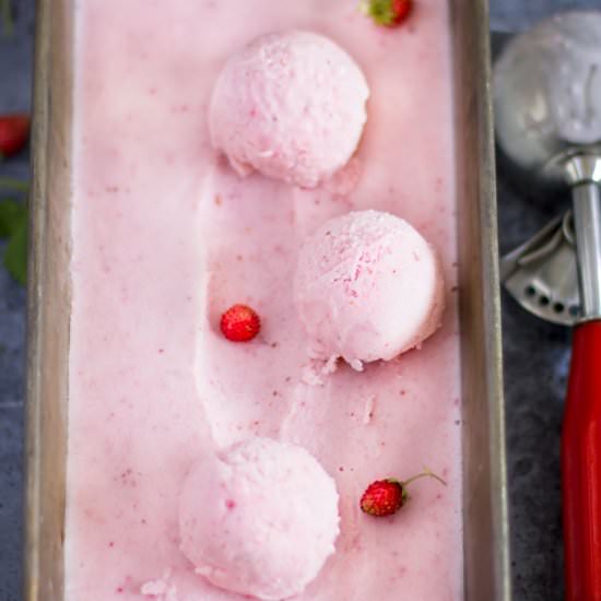 No Churn Strawberry Frozen Yogurt