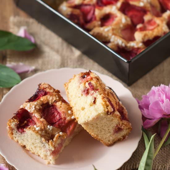Light Sponge Cake with Stawberries