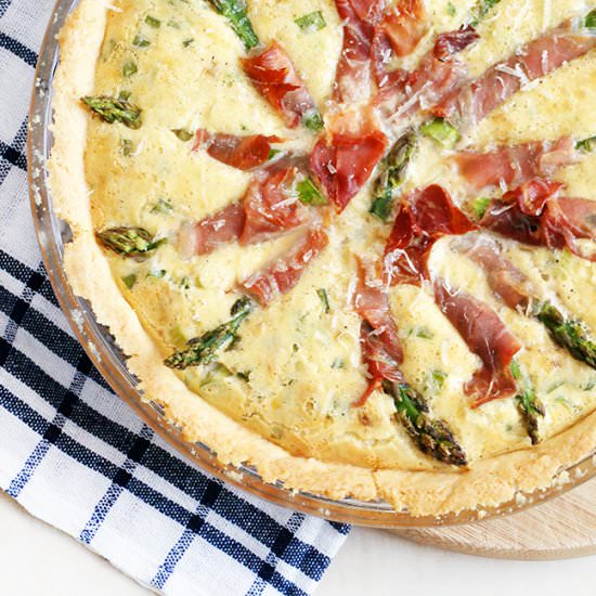 Tart with asparagus