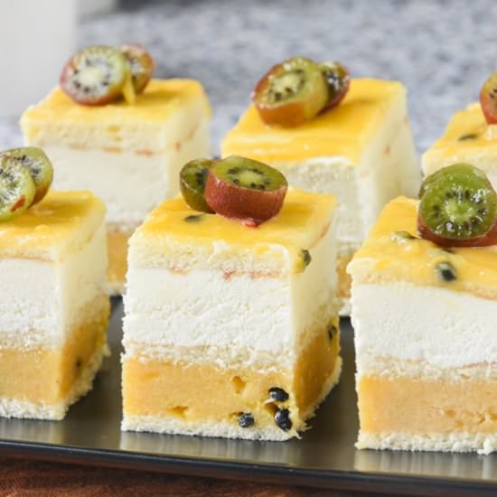Cake with curd of mango and cream