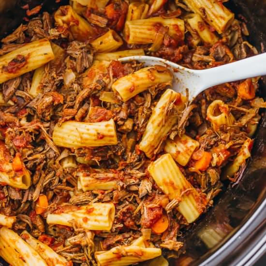 Slow cooker beef ragu rigatoni