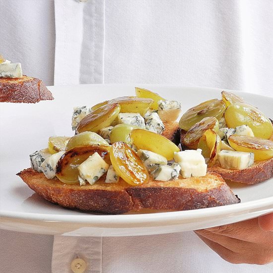 Bruschette with Grilled Grapes